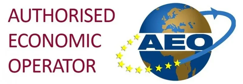 Povečana slika računalniške tipkovnice in delovnega prostora, ki prikazuje carinsko posredovanje in AEO certifikacijo.