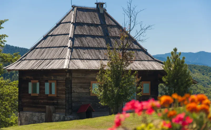 Klasična lesena gorska koča v alpskem okolju. Odlična priložnost za Prodajo bivalnih in počitniških lesenih hiš Slovenija.