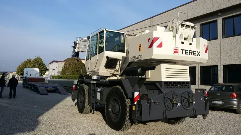 Terex A 350 avtodvigalo na terenu Mogočno avtodvigalo Terex A 350 na odprtem delovišču, primerno za prodaja najem teleskopskih viličarjev in nakladalcev Ljubljana.