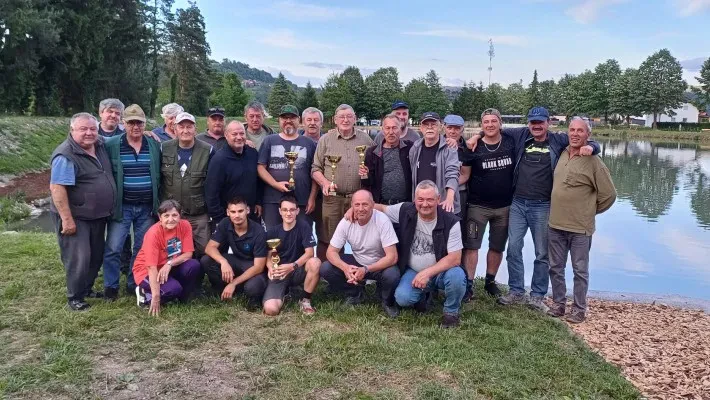 Družinska ribiška tekma na Ribniku Gaj Otroci in starši na družinski ribiški tekmi pri Ribniku Gaj, uživajoč v naravi in skupnem ribolovu. Zbiranje družin za ribolov.