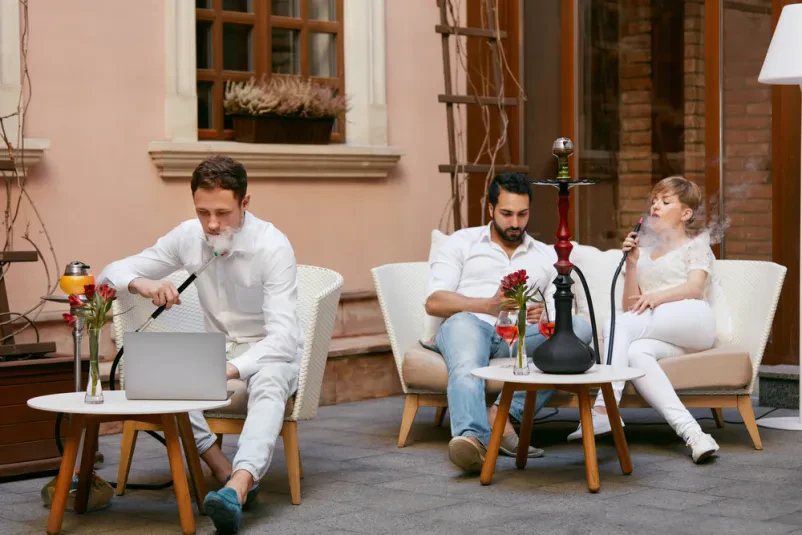 Par sproščeno kadi sadno šišo in pije v prijetnem lokalu. Shisha in kava bar Ljubljana Center je idealen za sprostitev ali delo na prenosniku.