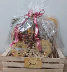 Privlačna darilna gajbica, polna različnih vrst premium testenin, idealna za gurmanska darila in posebne priložnosti.