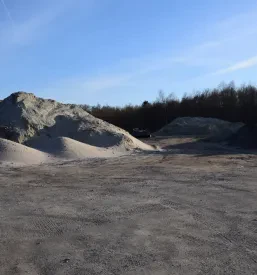 Veliki kupi peska in gramoza na gradbišču. Nudimo storitve z gradbeno mehanizacijo Šoštanj, Šaleška dolina.