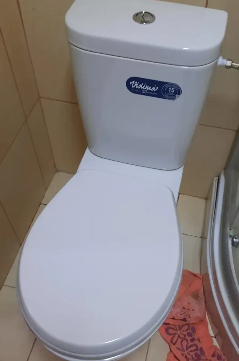 Montaža nove WC školjke Brezhibna in čista montaža nove WC školjke v kopalnici. Pomembno za vsako popravilo vodovodne napeljave.