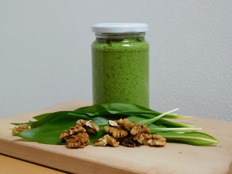 Domači ekološki pesto z orehi Kozarček okusnega, sveže pripravljenega ekološkega pesta z orehi, ki je idealen dodatek k testeninam in jedem.