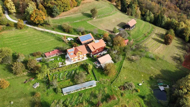 Panoramski razgled na idilično kmetijo in okoliško naravo Čudovit panoramski razgled na idilično posestvo in okoliško neokrnjeno naravo, ki obiskovalcem nudi mir in sprostitev.
