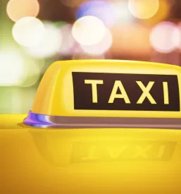 Makro pogled na svetel rumen taksi znak na strehi avtomobila, ki signalizira prisotnost zanesljivega taksi prevoza, ki je ugoden taxi Primorska.