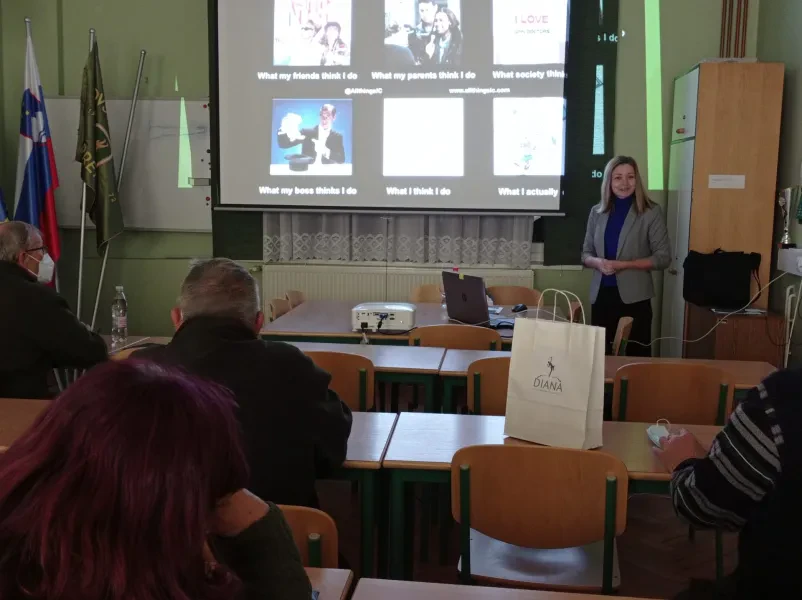 Udeleženci srečanja s svojimi lovskimi psi v dvorani med predavanjem, ki ga pripravlja Zveza lovskih kinologov Murska Sobota.