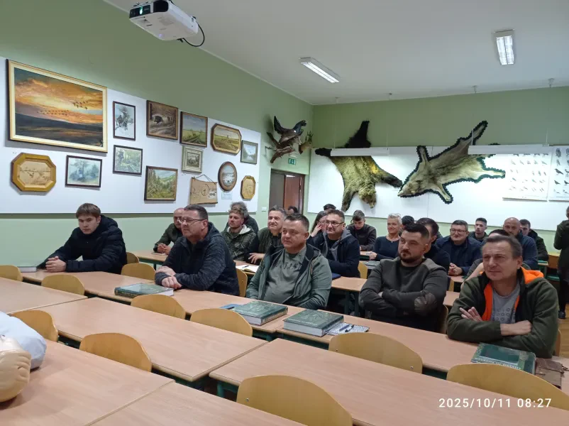 Skupina lovskih kinologov s psi med slovesno podelitvijo priznanj na terenu, ki jo organizira Zveza lovskih kinologov Murska Sobota.