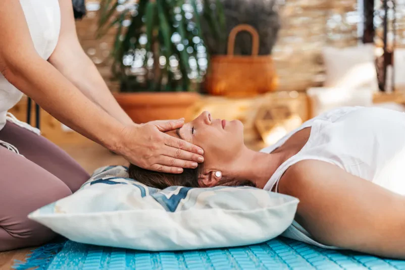 Reiki terapija za globoko sprostitev Ženska se sprošča med reiki terapijo, ki prinaša energijsko podporo za notranje ravnovesje telesa Jesenice.