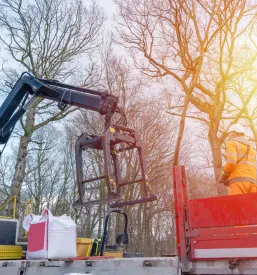 Pripravljen tovornjak z robustnim HIAB dvigalom, idealen za učinkovite prevoze z dvigalom. HIAB prevozi Logatec so ključni za logistiko tovora.