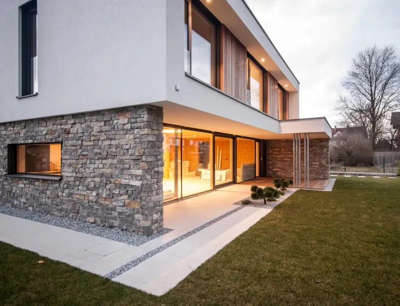 Kombinacija betonskih stopnic in korit v urejenem dvorišču ponazarja kakovostno Izdelavo in montažo betonskih komponent za dvorišča Slovenija.