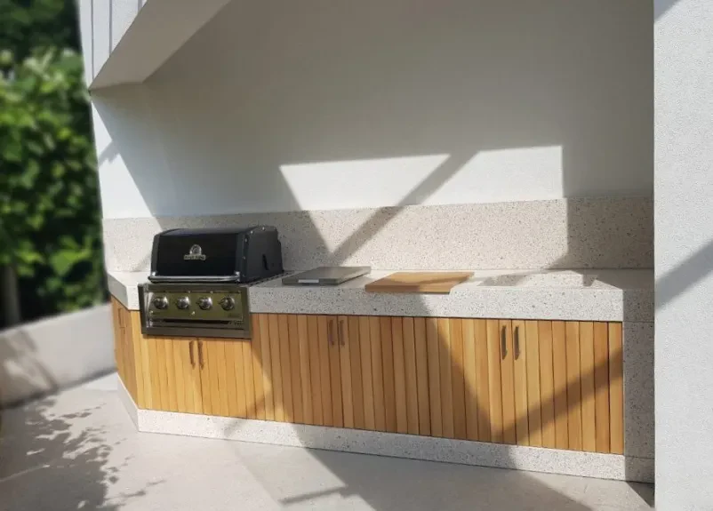 Kompaktna betonska letna kuhinja z umivalnikom in delovno površino. Izdelava in montaža betonskih letnih kuhinj Slovenija.