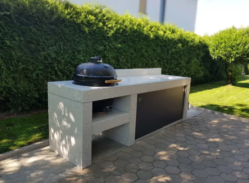 Moderna betonska letna kuhinja z žarom in pultom, odlična za vrt. Izdelava in montaža betonskih letnih kuhinj Slovenija.