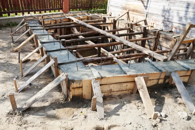 Prikaz lesenega opaža za betonske temelje stanovanjske hiše na gradbišču. Leseni opaž Selnica ob Dravi, okolica, je ključen za stabilnost konstrukcije.