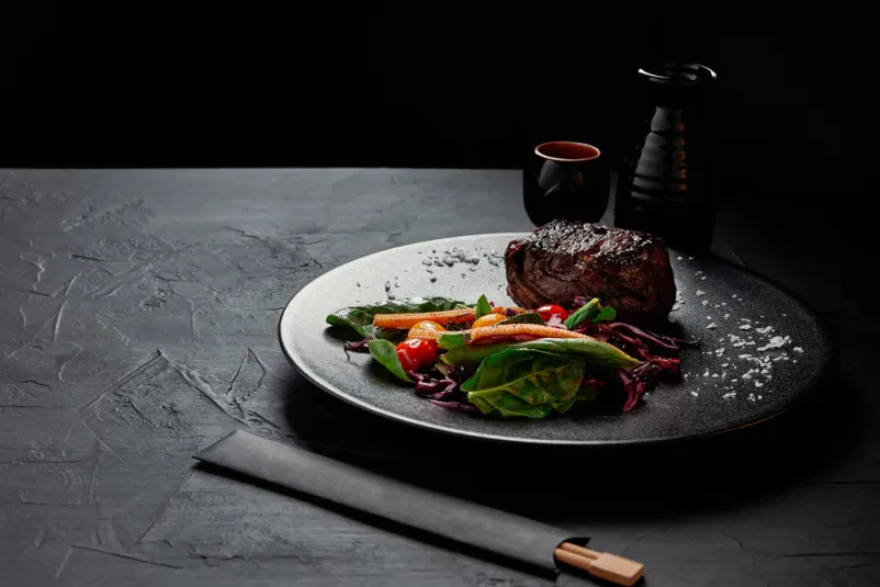 Okusen goveji zrezek v teriyaki omaki, obdan z žar zelenjavo, idealen za kosila v Šempetru pri Gorici.