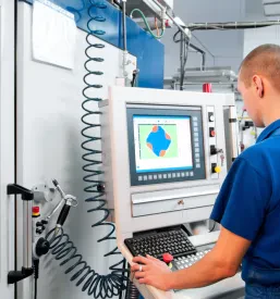 Delavec upravlja CNC rezkalni obdelovalni center. Njegovo strokovno znanje je ključno za kakovostno mehansko obdelavo kovin Maribor.