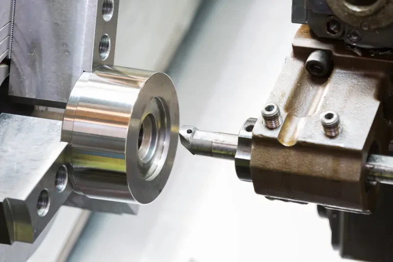 Industrijsko struženje kovin na CNC stružnici Natančen postopek struženja kovine na CNC stružnici. Rezalno orodje oblikuje obdelovanec z izjemno preciznostjo. Mehanska obdelava kovin Maribor zagotavlja vrhunske izdelke.