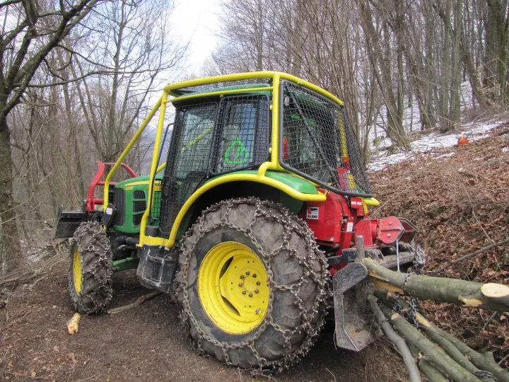 Spravilo lesa z gozdarsko mehanizacijo Gozdarska mehanizacija in spravilo lesa po sečnji v gozdu, del storitev za odkup, razrez in prodaja lesa Ajdovščina, Slovenija.