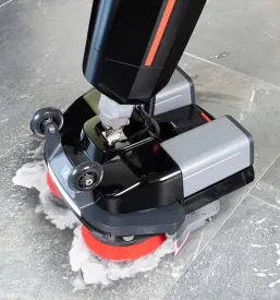 Robotski čistilni stroj Movix učinkovito polira tla in pušča za seboj sijočo, brezhibno čisto površino, kar kaže na napredno tehnologijo.