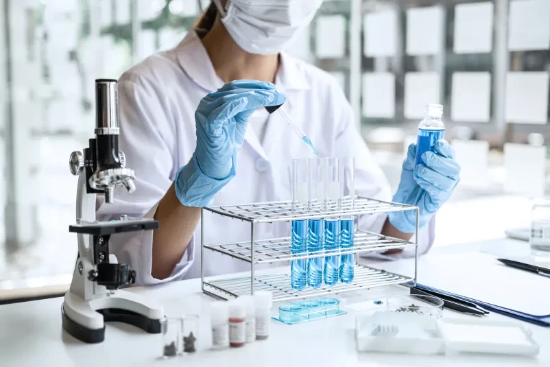 Dijaki biotehniške gimnazije pri samostojnem delu Mladi dijaki Biotehniške gimnazije so zbrani in osredotočeni na samostojno delo v sodobni učilnici.