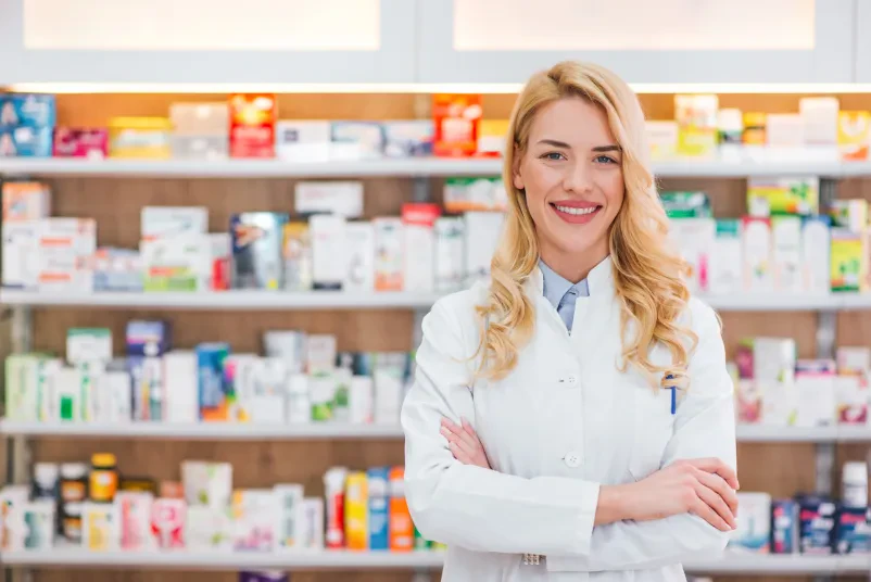 Dijaki v laboratoriju za farmacevtske tehnike Dijaki v laboratoriju za farmacevtske tehnike izvajajo vaje. Izobraževanje ponuja Strokovni izobraževalni center Celje.