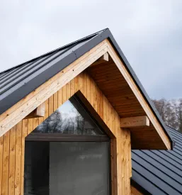 Moderna lesena hiša z elegantno novo streho. Za takšno postavitev ostrešja so bila nujna natančna tesarska dela Medvode.