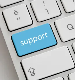 Računalniška tipkovnica s tipko 'administrativna podpora' vizualno predstavlja storitve učinkovite poslovne pomoči podjetjem.