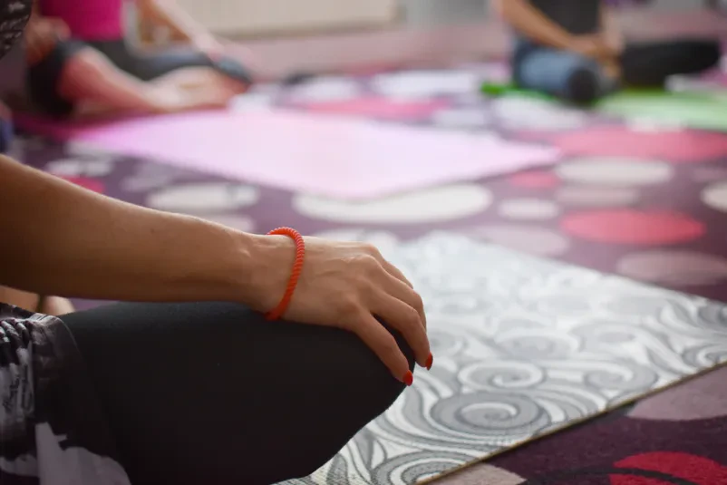 Inštruktorica vodi skupinsko meditacijo in jogo v dvorani, idealno za vodene vadbe in organizacijo dogodkov Domžale.