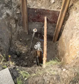 Jarek je izkopan za popravilo cevi in zamenjavo pipe, kar ponazarja pomen izkopov za zemeljska pripravljalna dela Žalec.
