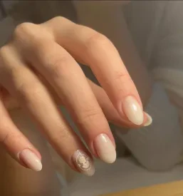 Minimalistična nežna manikira
