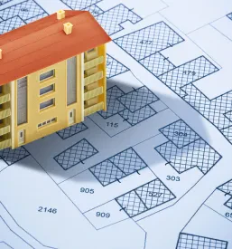 Namišljena katastrska karta s katastrskimi parcelami, praznimi zemljišči in modelom stanovanjske stavbe v etažnem lastništvu