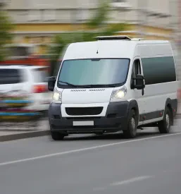 Bel kombi vozi po cesti