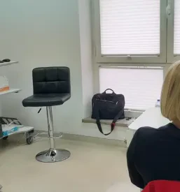 Svetel in prostoren hodnik sodobne medicinske klinike, ki zagotavlja prijetno in sproščeno okolje za obiskovalce ambulante.
