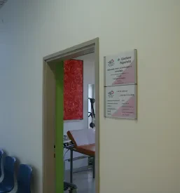 Zdravnik se posvetuje s pacientom v naši Aritmološka ambulanta primorska, slovenija, in mu razlaga rezultate pregleda.