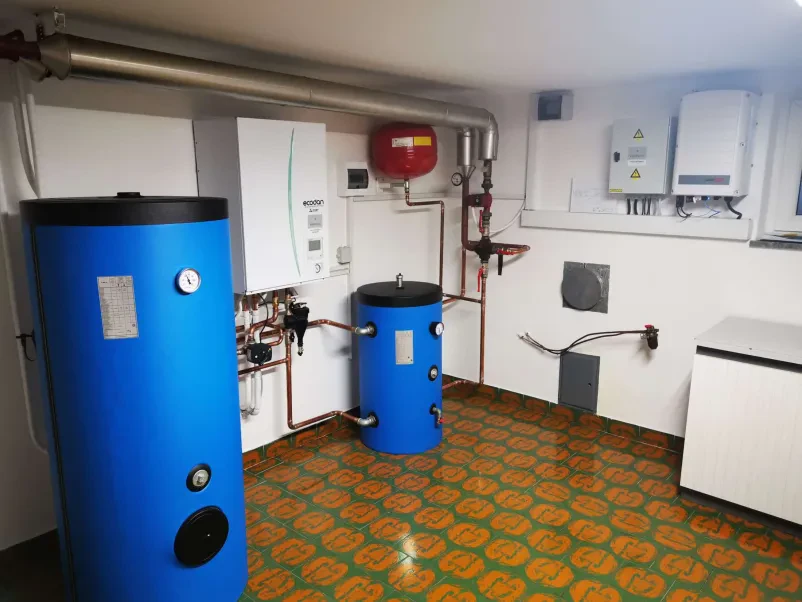 Obsežna sončna elektrarna na strehi velike poslovne zgradbe, primer učinkovite samooskrbe z električno energijo.
