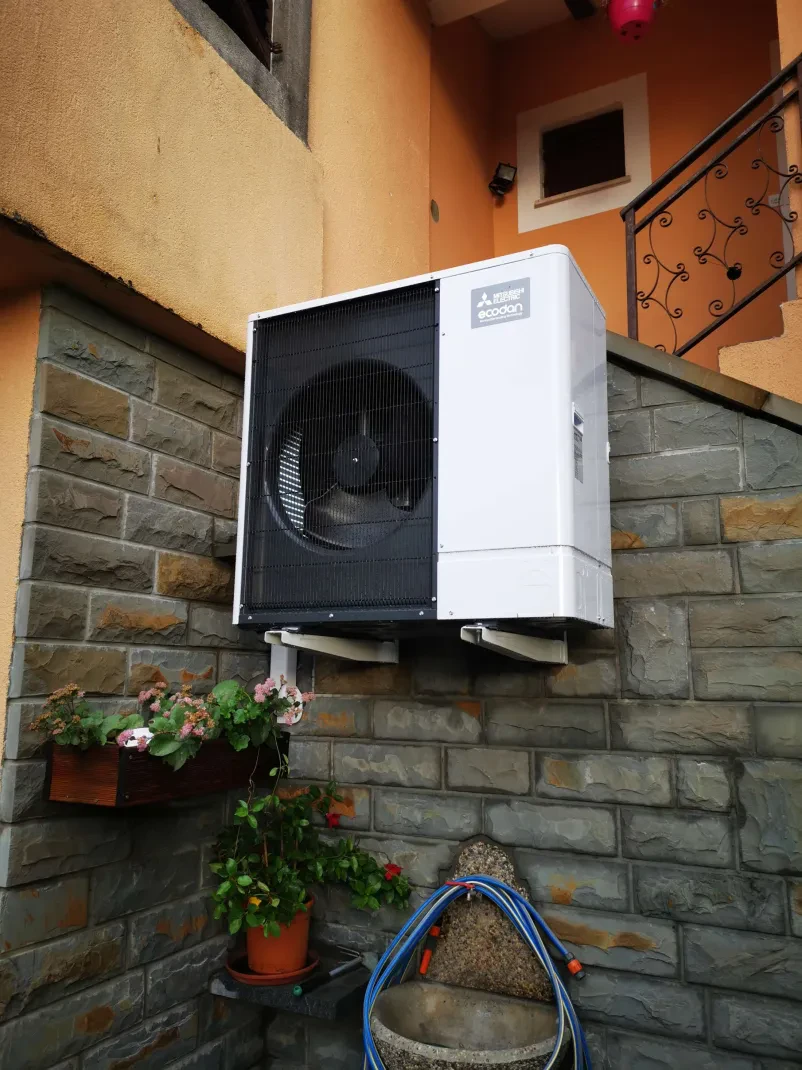 Monter z orodjem namešča solarne panele na strehi, del ekipe za Baterijski hranilniki, toplotne črpalke in polnilnice Slovenija.