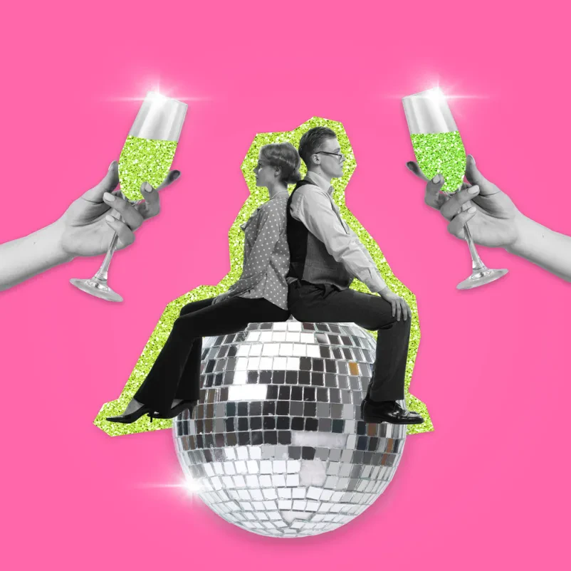 Elegantno oblečen moški in ženska v retro stilu sedita na bleščeči disco krogli, nazdravljata s šampanjcem v prazničnem vzdušju.