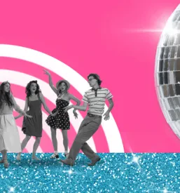Skupina mladih prijateljev, oblečenih v trendovska retro oblačila, pleše v bližini velike bleščeče disco krogle, uživajoč v vikend zabavi.