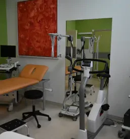 Prostoren in moderno opremljen kardiološki pregledovalni prostor, pripravljen za sprejem novih pacientov.