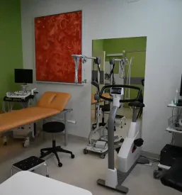 Natančen monitor prikazuje podatke srčnega utripa med obremenitvenim testom. To potrjuje Dober kardiolog Primorska, Slovenija.