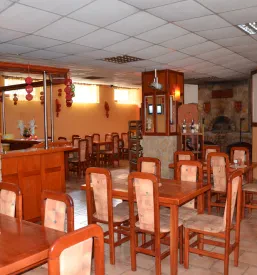 Sodoben in vabljiv notranji prostor picerije z elegantnimi mizami in udobnimi stoli, primeren za sproščeno kosilo ali večerjo. Tu si lahko privoščite okusne jedi po naročilu Mačkovci.
