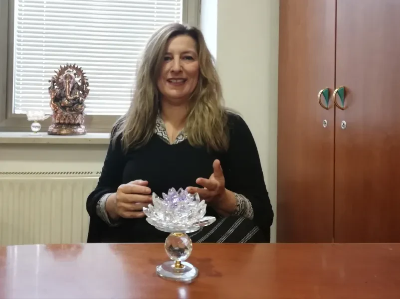 Svetel in urejen interjer z rastlinami, ki ustvarja sproščeno in pomirjujoče okolje za terapije in svetovanje.