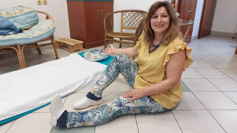 Aleksandra Winkler Drole svetuje stranki med seanso karmične diagnostike in branja iz akaških zapisov v sproščenem okolju.