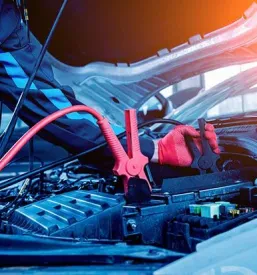 Natančen pregled avtoelektričnih komponent v motornem prostoru avtomobila, ključen za brezhibno delovanje vozila in varnost.