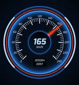Specializiran tehnik izvaja diagnostiko in chiptuning vozila s prenosnim računalnikom za optimizacijo delovanja motorja.