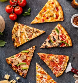 Bogata izbira raznolikih rezin pic, prikazanih iz ptičje perspektive, vključuje vegetarijanske, mesne in havajske. Želite poskusiti najboljše pizze Žiri, okolica?