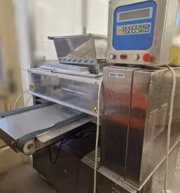 Stroj Polin Multidrop za avtomatsko brizganje in doziranje piškotov. Idealen za povečanje produktivnosti v pekarski proizvodnji.