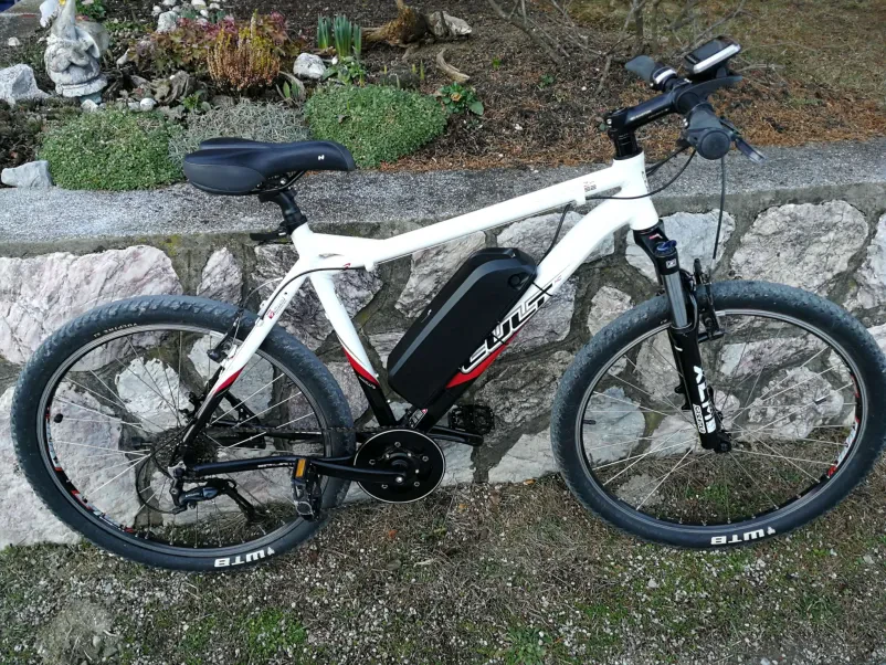 Merjenje in preverjanje baterijskega sklopa Strokovnjak preverja stanje in zmogljivost baterijskega sklopa, kar je ključen del naše prodaja servis in montaža baterijskih sklopov Savinjska.