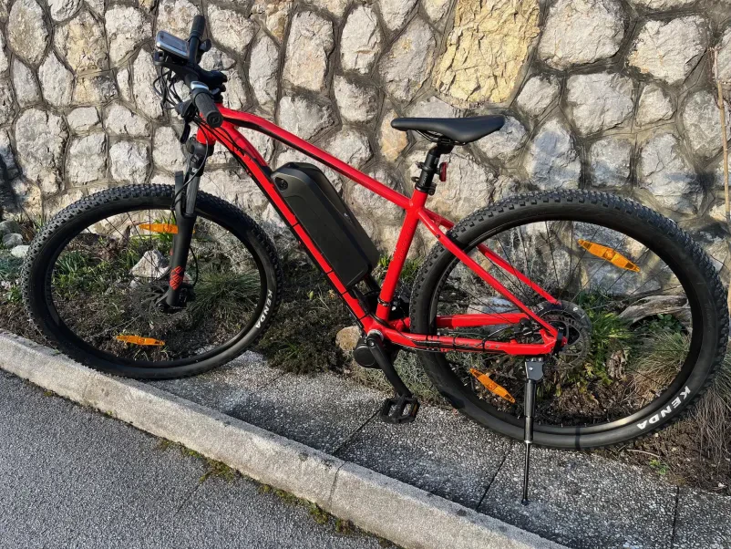 Končan baterijski sklop za e-kolo Prikaz ročno izdelanega baterijskega sklopa, pripravljenega za uporabo, kot del naše celovite ponudbe prodaja servis in montaža baterijskih sklopov Savinjska.